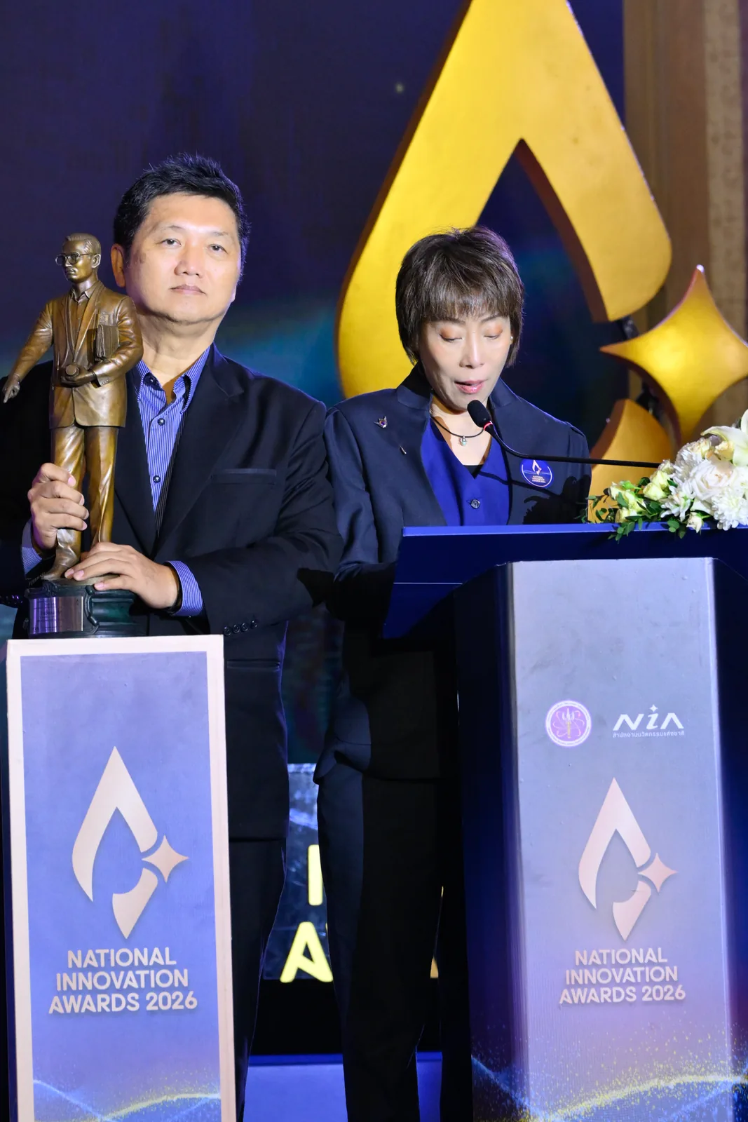 ทีมบริษัทที่โพเดียมพร้อมรางวัล