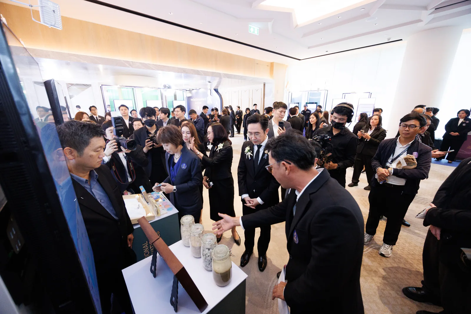 ผู้ร่วมงานชมวัสดุที่บูธ AVALON
