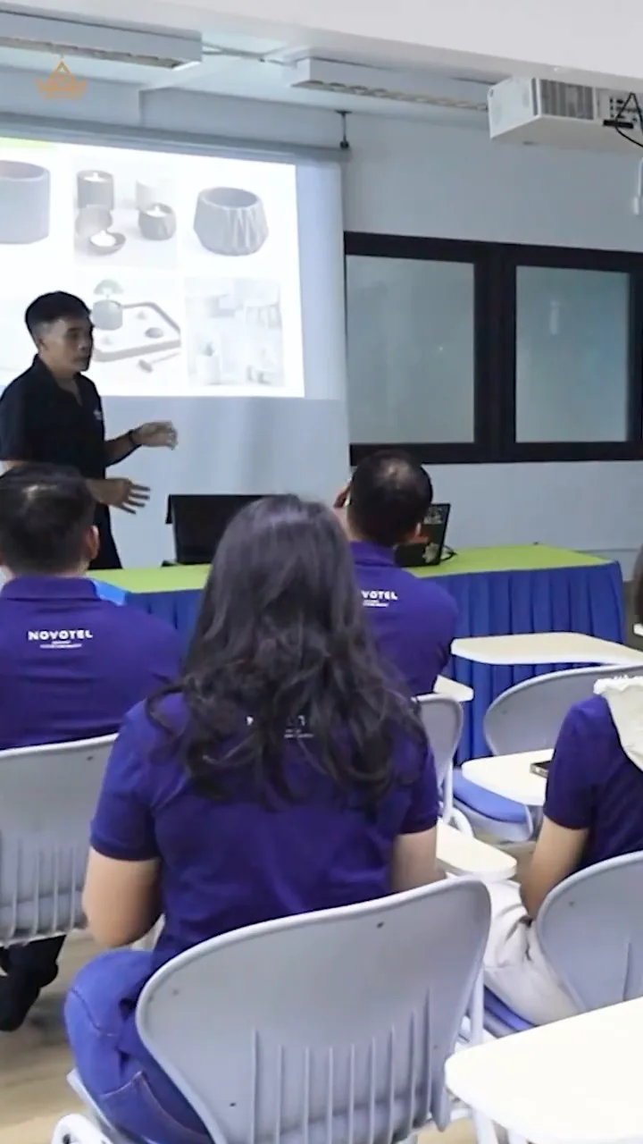 ทีมโนโวเทลฟังการบรรยายในห้องเรียนของสถานี