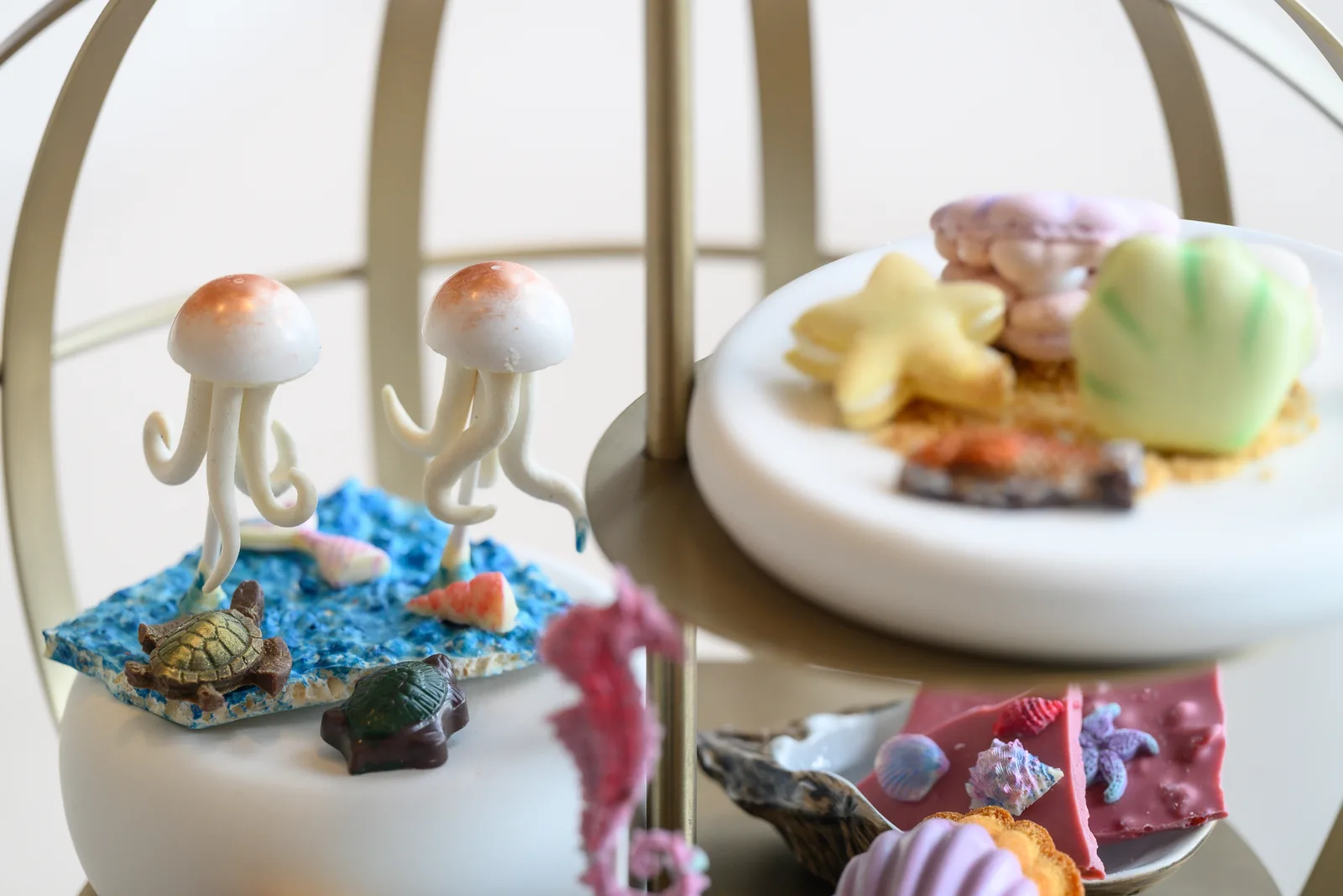Jellyfish and seahorse desserts up close