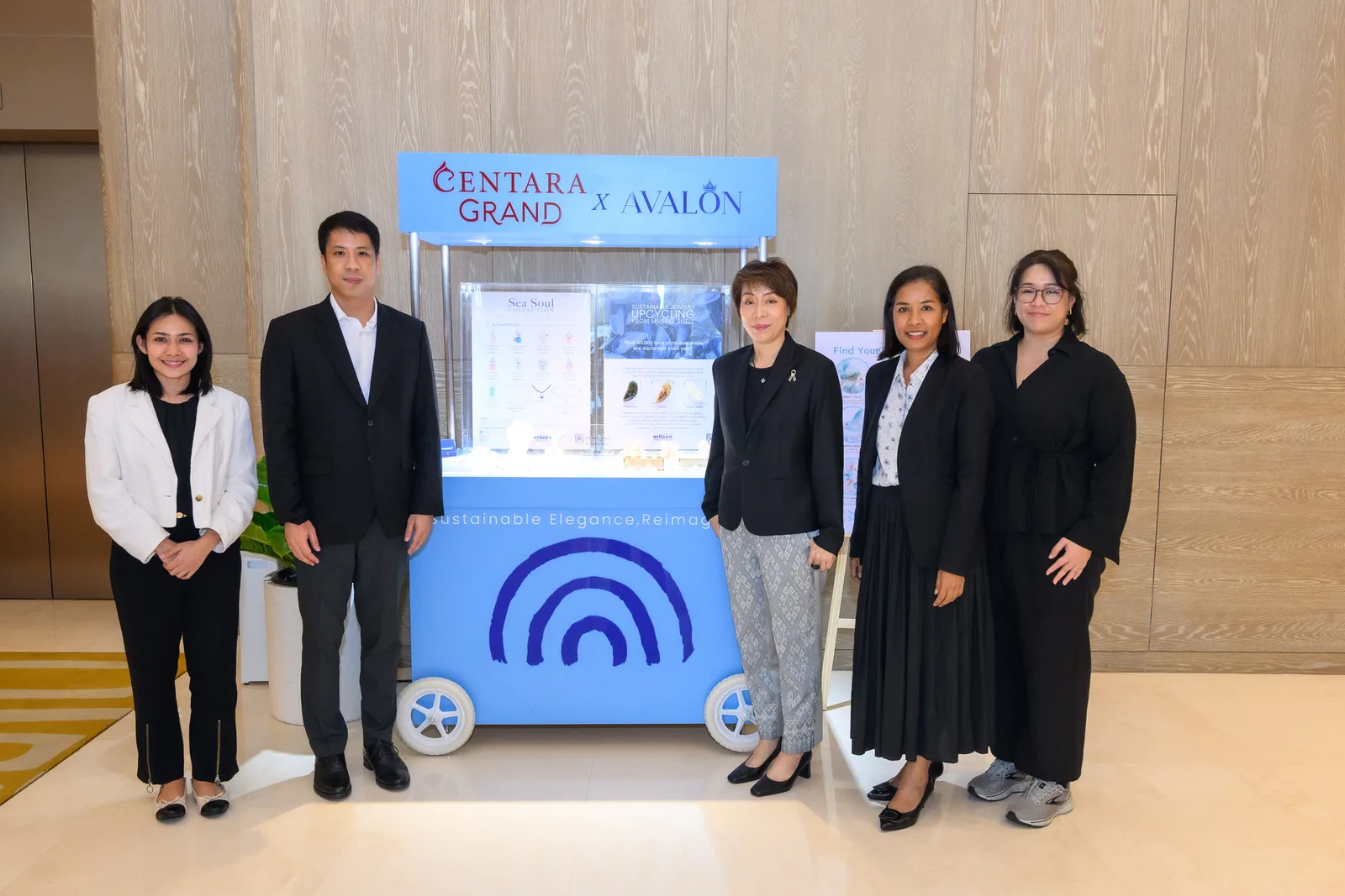 Hotel and AVALON teams at the cart on launch day